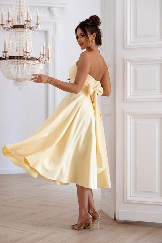 Elegantné šaty korzetové s bohatou sukňou