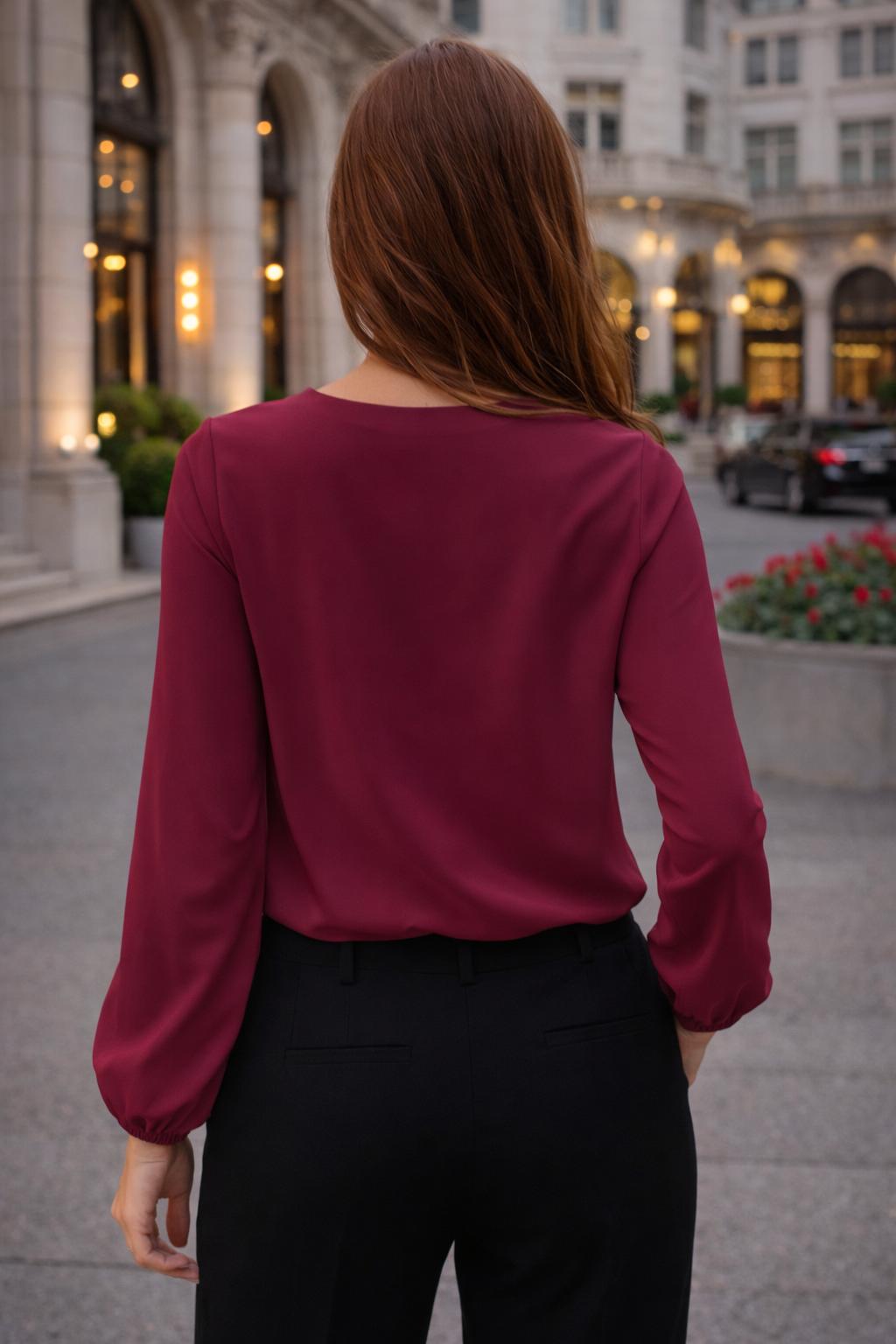 Elegantná dámska blúzka s véčkovým výstrihom