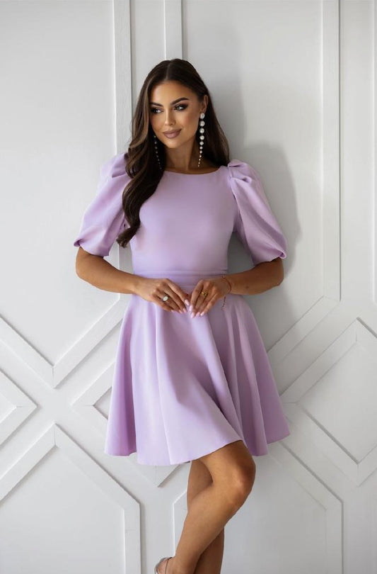 Elegantné mini šaty riaseným rukávom