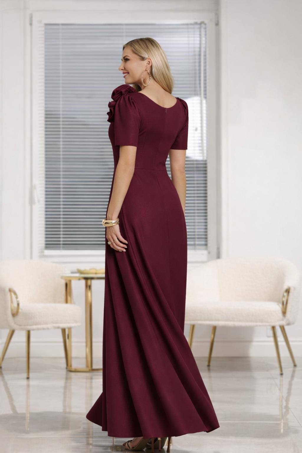 Elegantné dlhé spoločenské šaty s odopínateľnou kvetinou