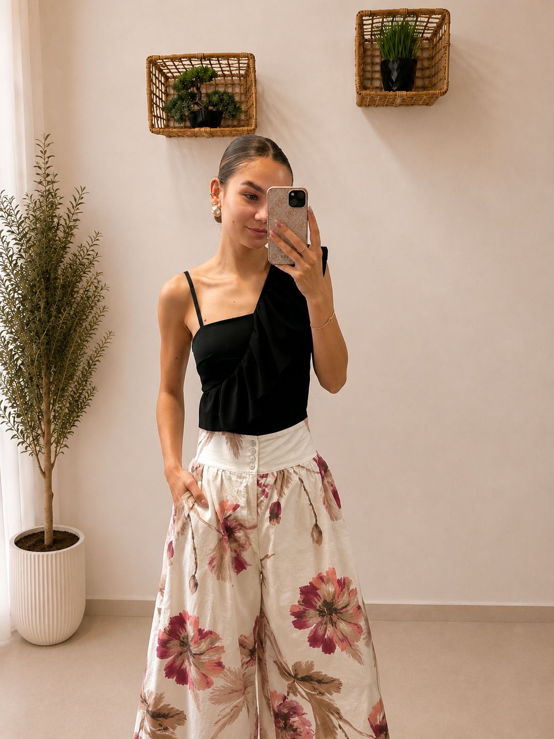 Asymetrické body na jedno rameno s elegantným volánom