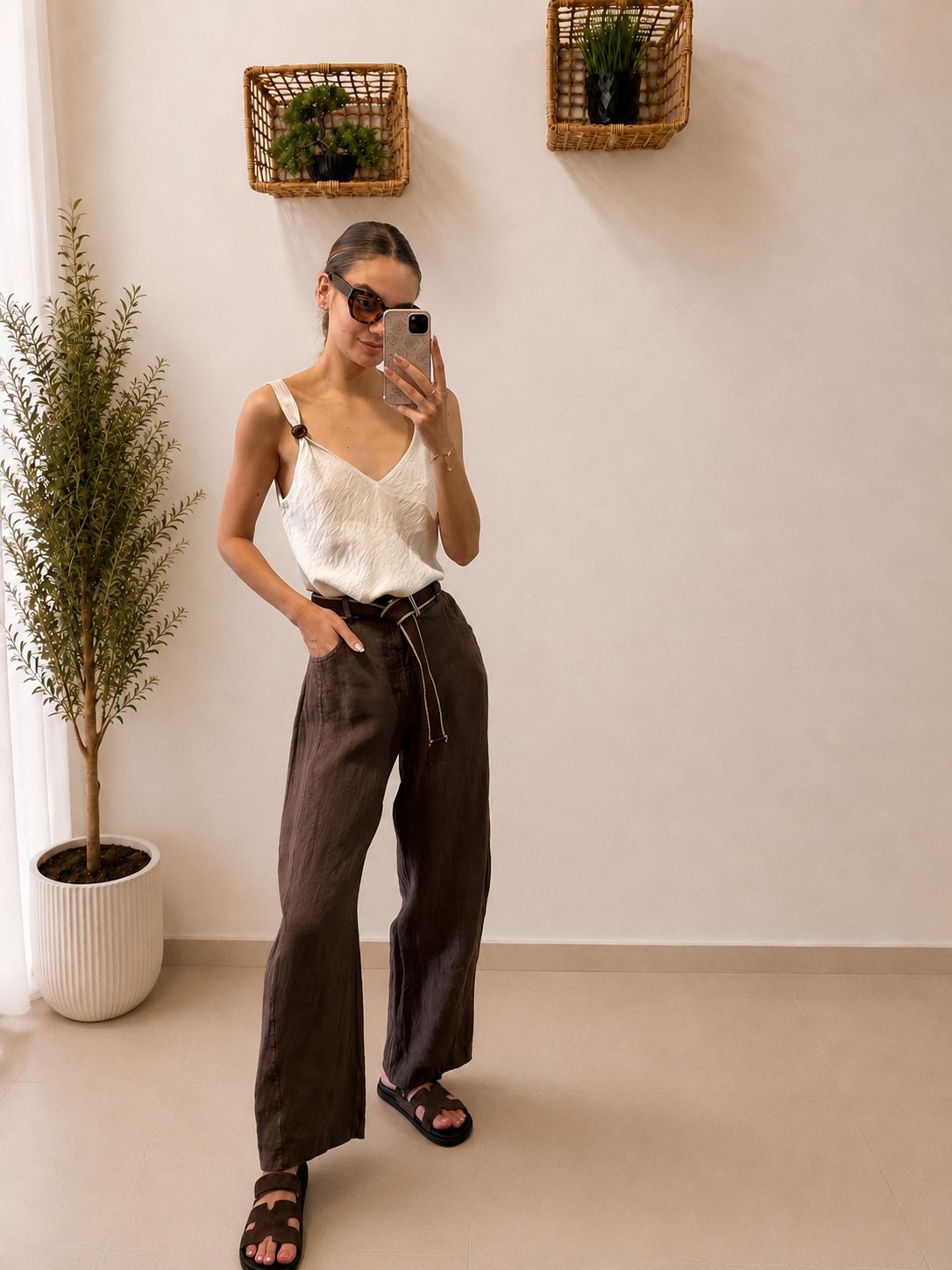 Elegantné tielko s ozdobným detailom na ramienkach