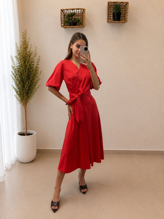 Elegantné zavinovacie midi šaty s opaskom
