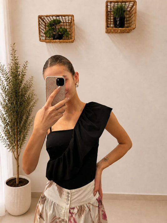 Asymetrické body na jedno rameno s elegantným volánom