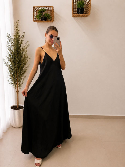 Elegantné maxi šaty s ozdobnými korálkovými ramienkami