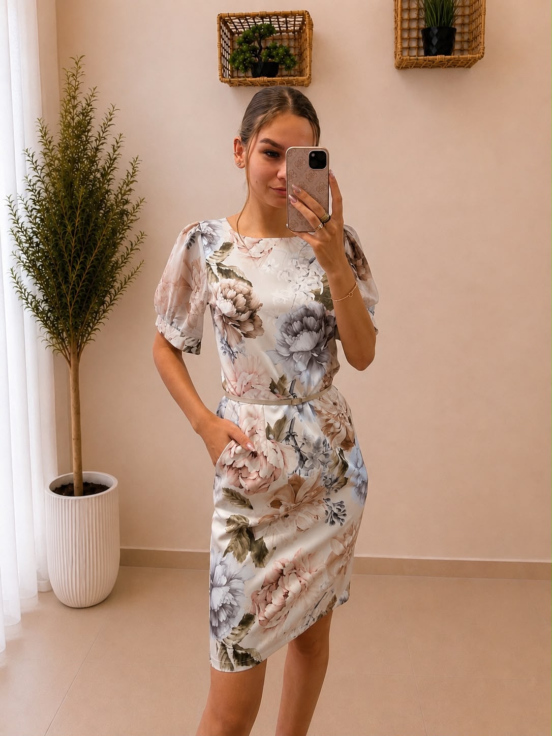 Elegantné kvetinové šaty s rovným strihom a opaskom