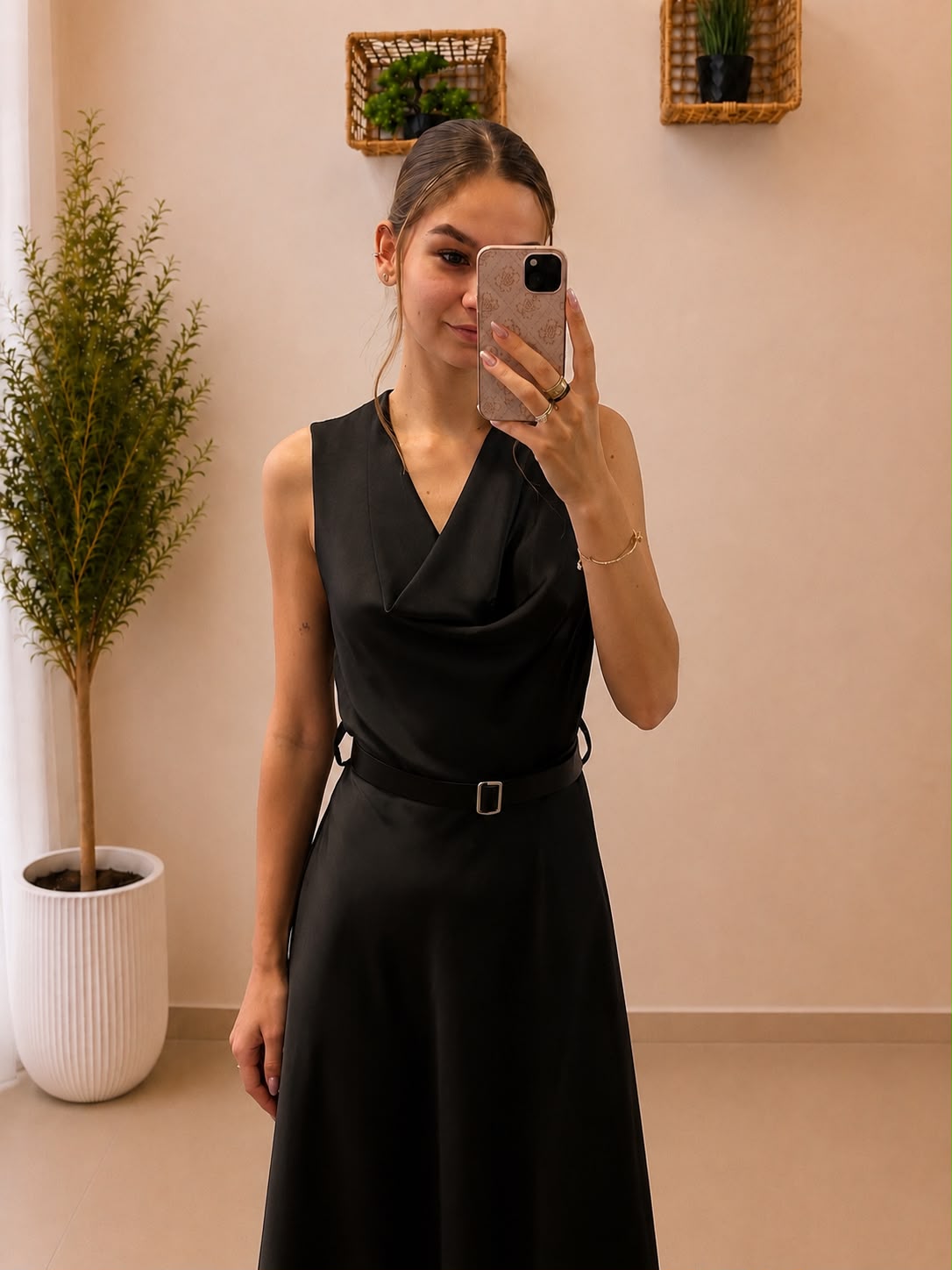 Elegantné maxi šaty s padavým výstrihom a opaskom