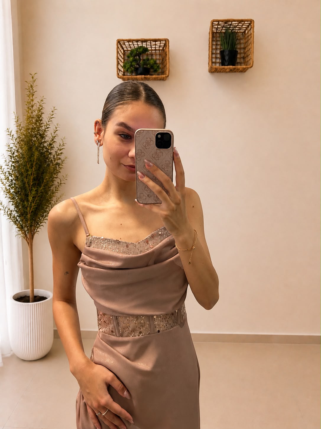 Elegantné spoločenské šaty s korzetovým pásom