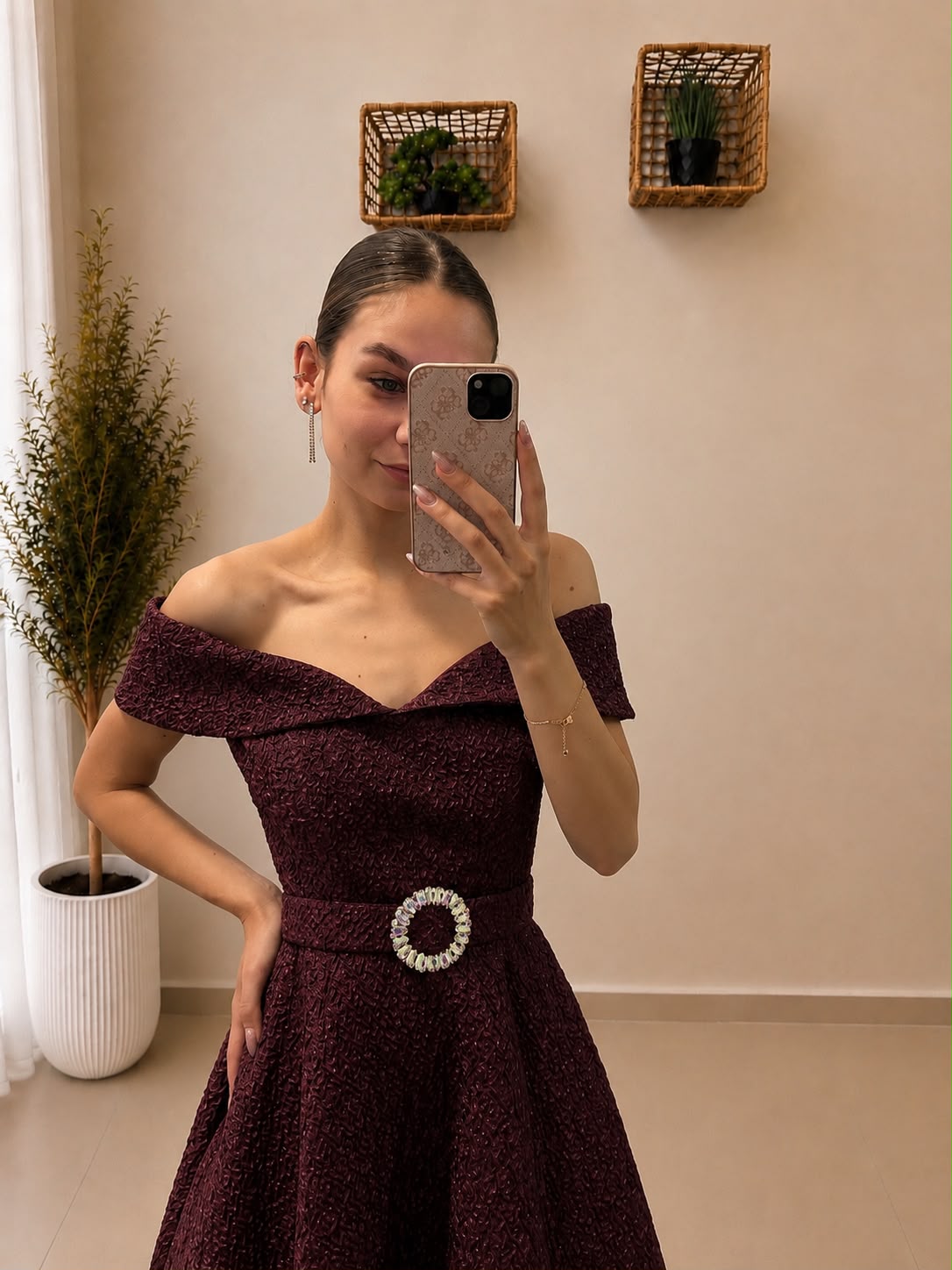 Luxusné midi šaty s odhalenými ramenami