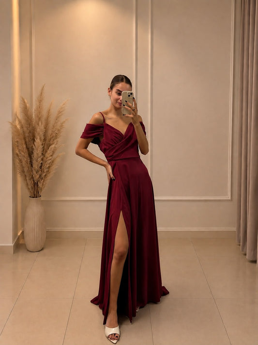 Dlhé elegantné šaty so spustenými ramienkami a rozparkom