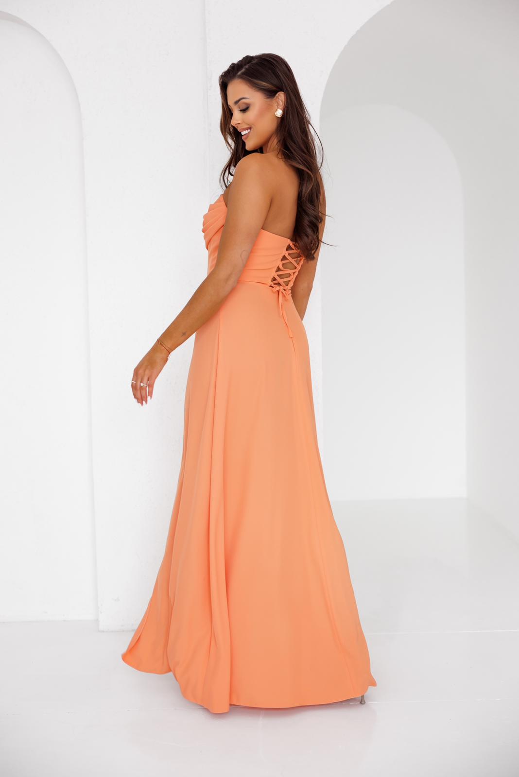 Dlhé spoločenské šaty s vodopádovým výstrihom a rozparkom