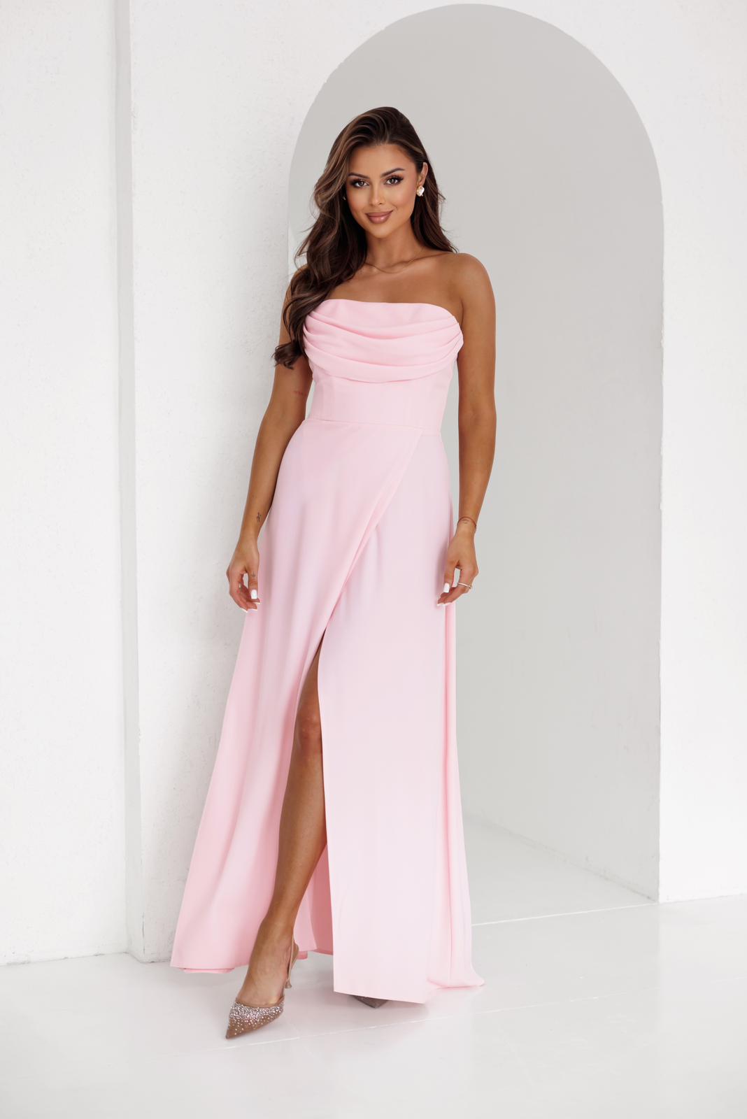 Dlhé spoločenské šaty s vodopádovým výstrihom a rozparkom