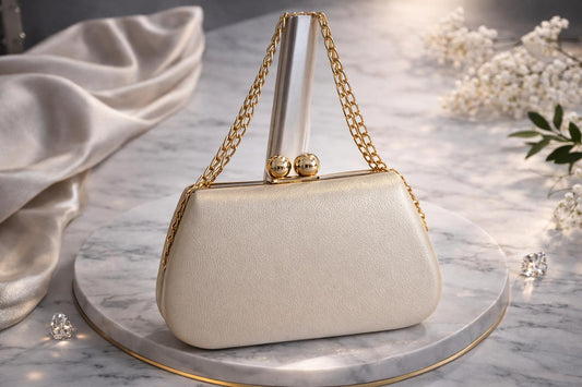 Elegantná spoločenská kabelka s jemnou textúrou a retiazkou