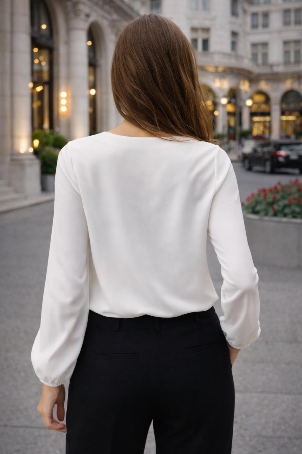 Elegantná dámska blúzka s véčkovým výstrihom