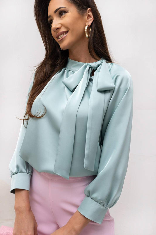 Elegantná blúzka s ozdobným detailom pri krku