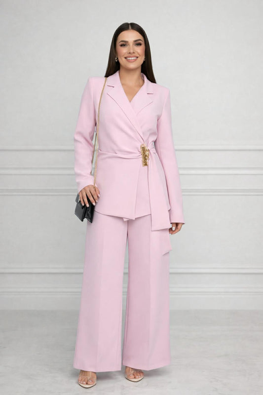 Elegantný nohavicový komplet s rafinovaným viazaním v páse