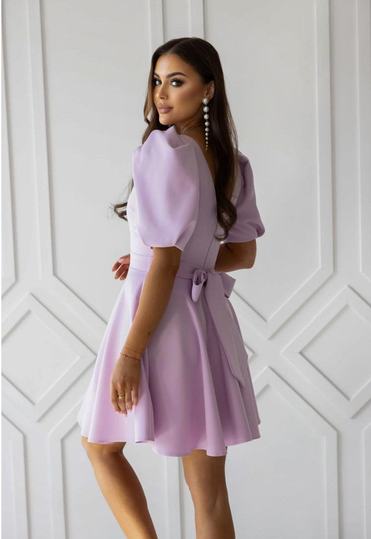 Elegantné mini šaty riaseným rukávom