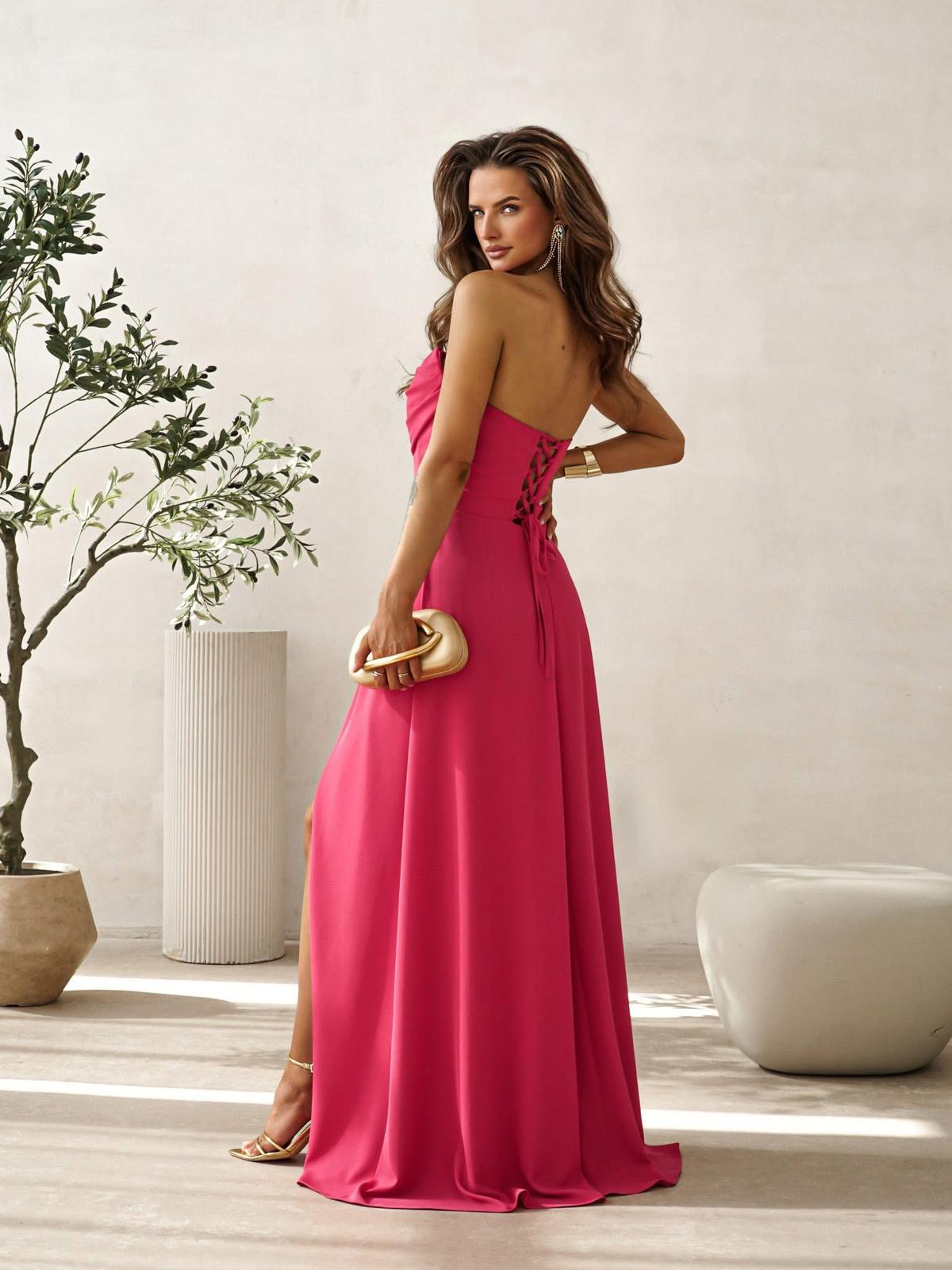 Dlhé spoločenské šaty s vodopádovým výstrihom a rozparkom