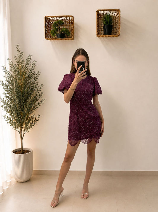 Elegantné mini šaty s perličkami a vlnkovým čipkovým lemom