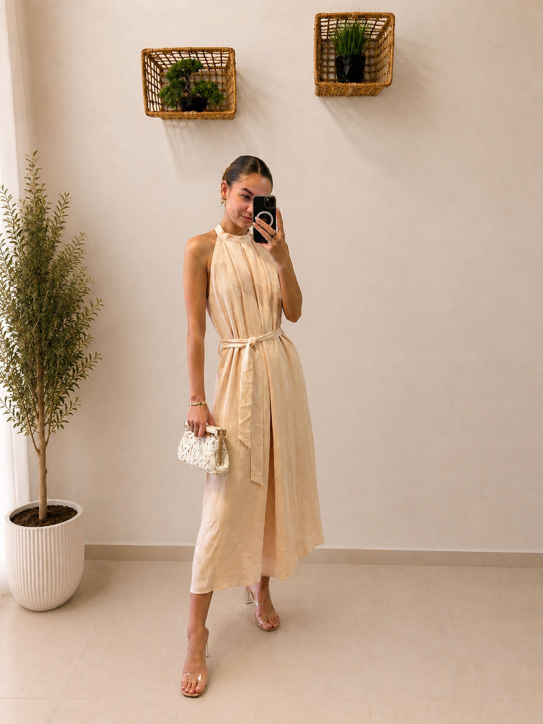 Dlhé splývavé šaty s opaskom