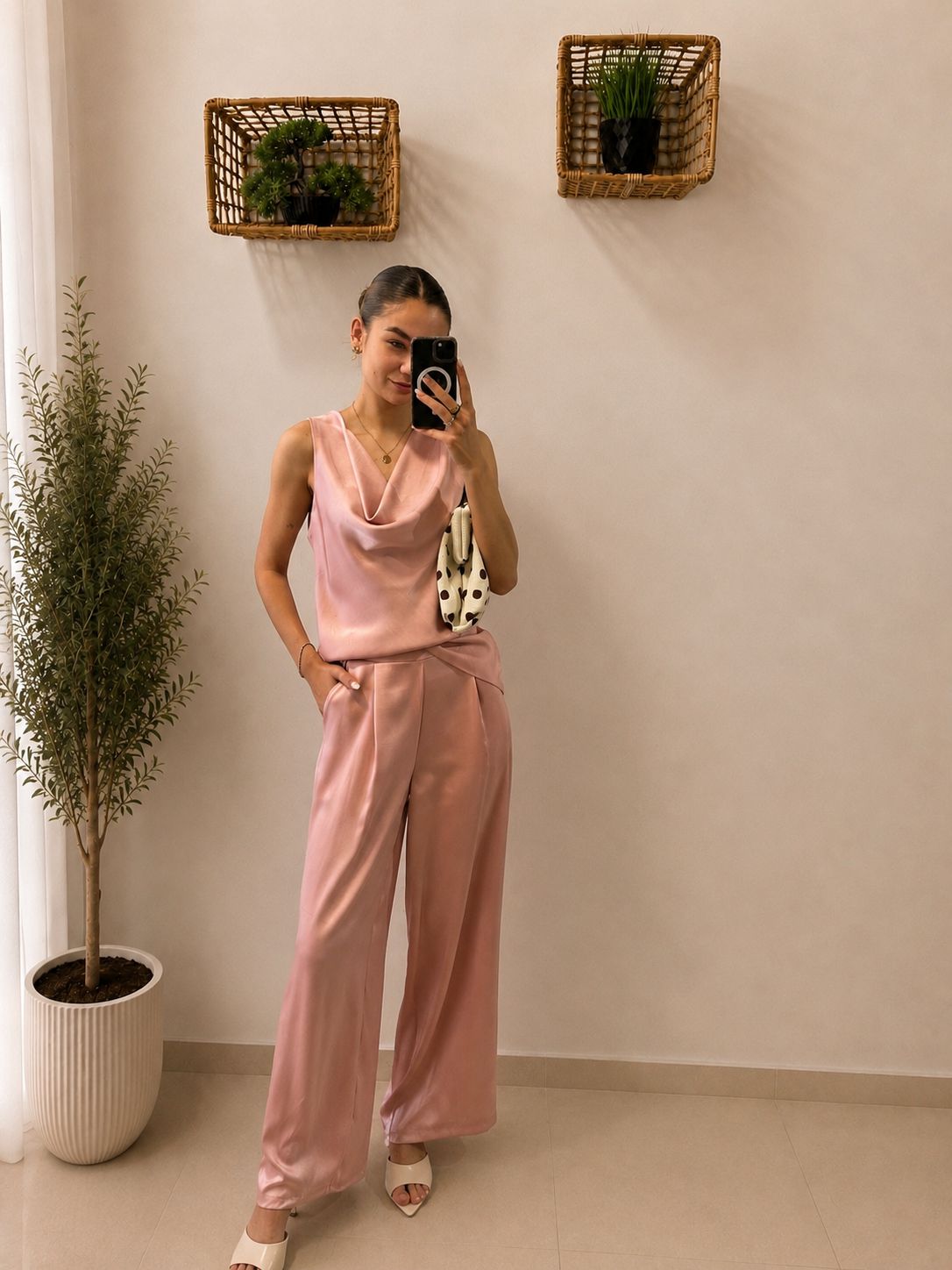 Elegantný komplet s voduškovým topom a širokými nohavicami