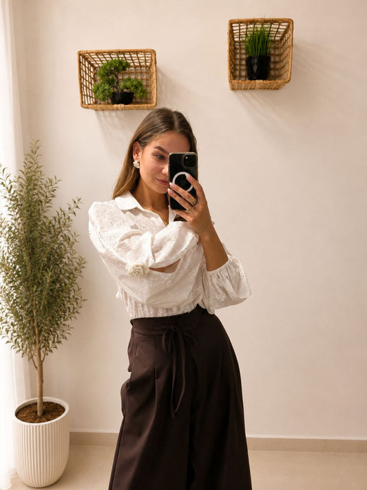 Elegantná košeľa s gumičkovým rukávom a detailom ruže
