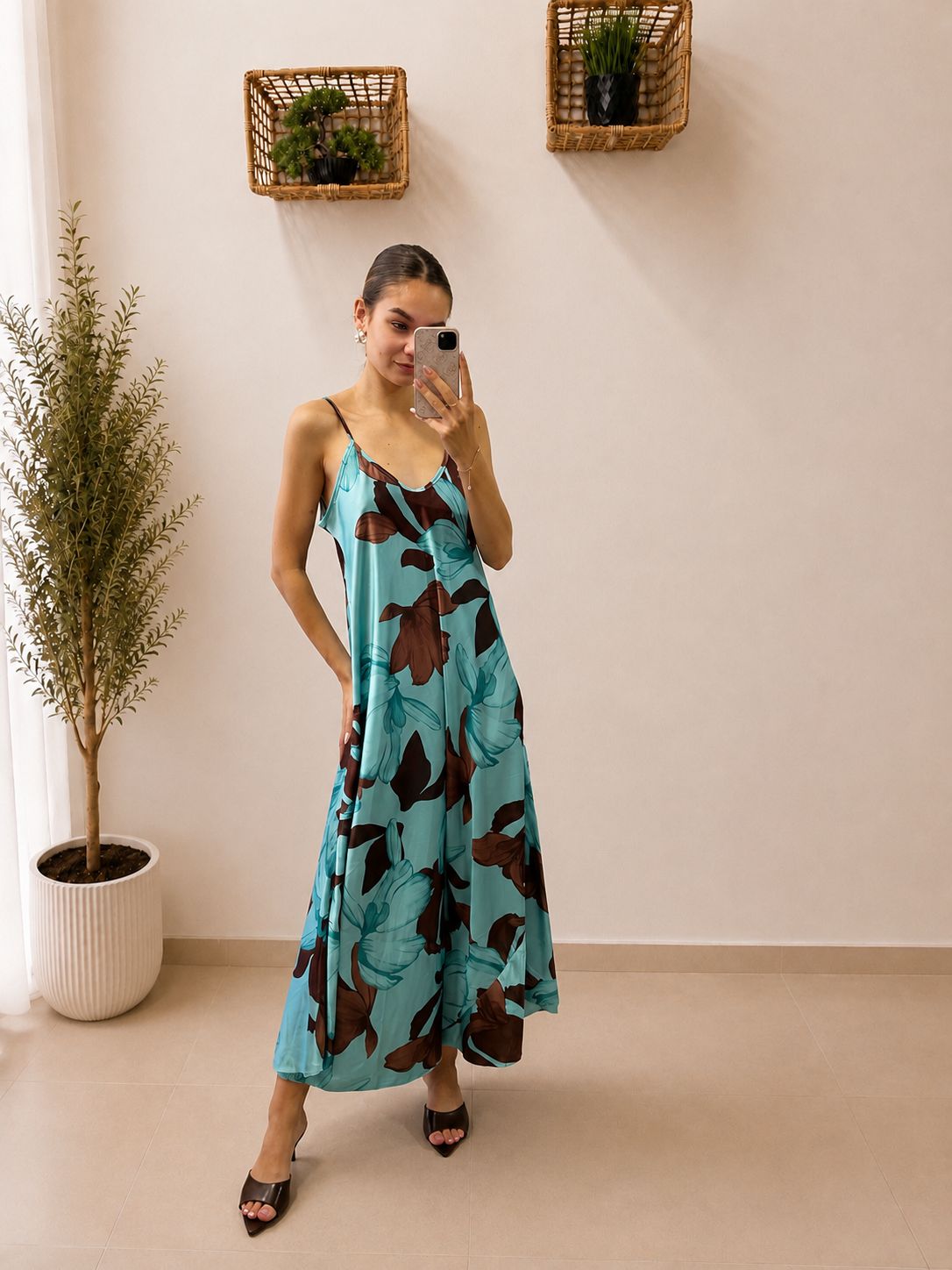Elegantné maxi šaty na ramienka s luxusným leskom