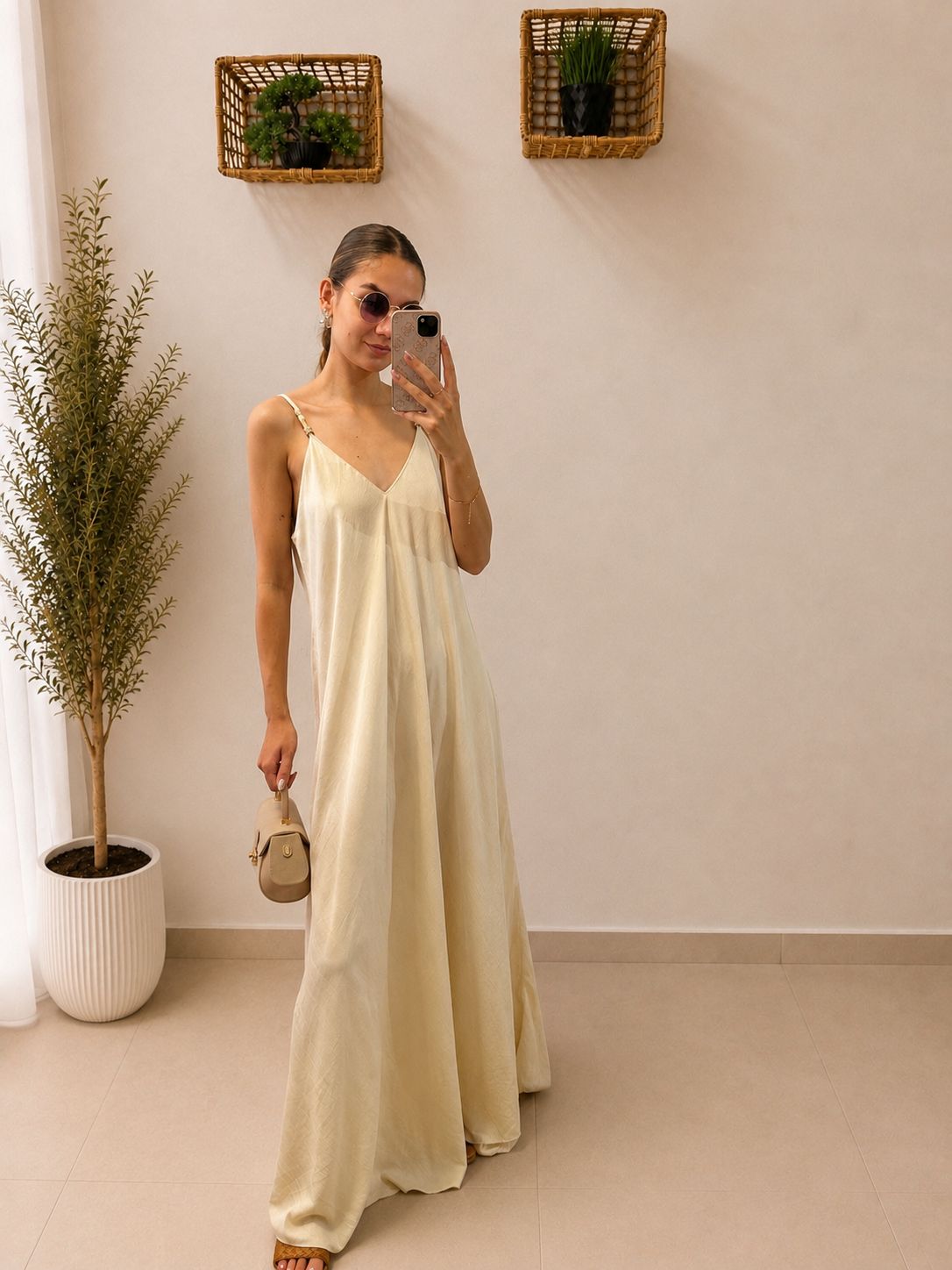 Elegantné maxi šaty s ozdobnými korálkovými ramienkami