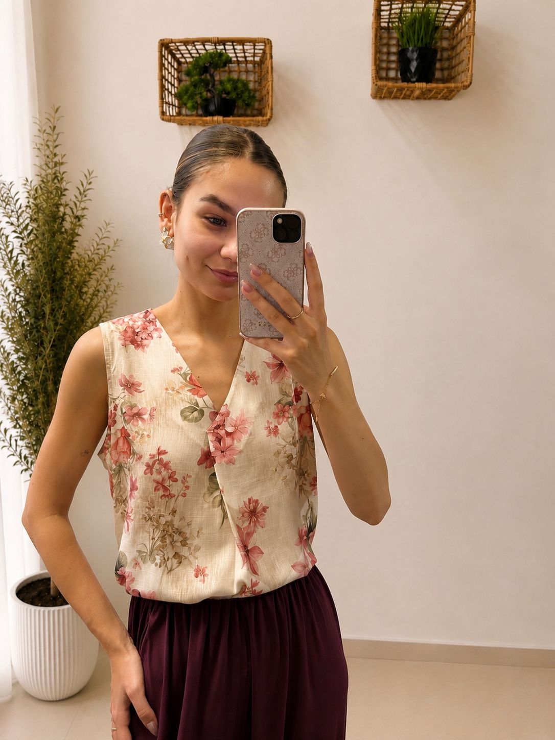 Elegantná kvetinová blúzka s prekladaným výstrihom
