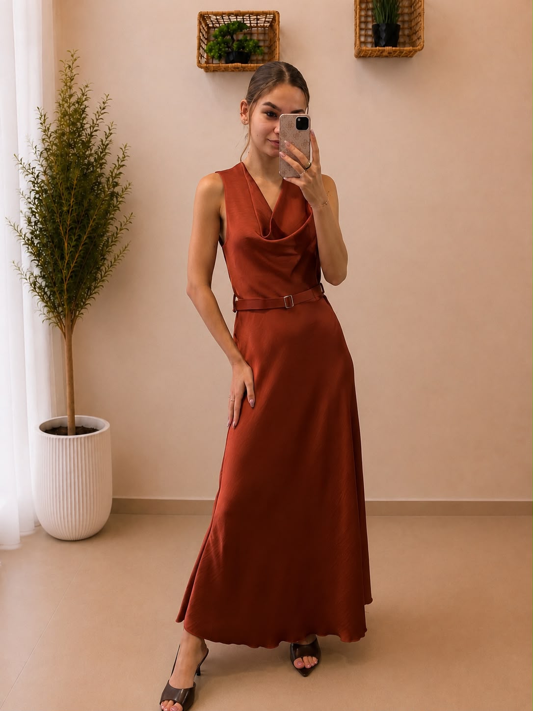 Elegantné maxi šaty s padavým výstrihom a opaskom