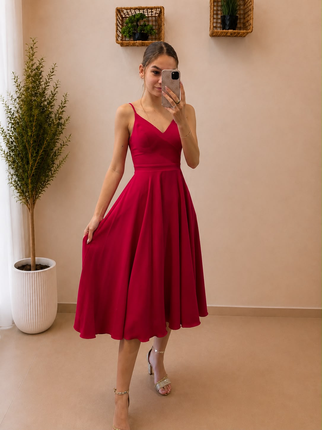 Elegantné spoločenské midi šaty na ramienka