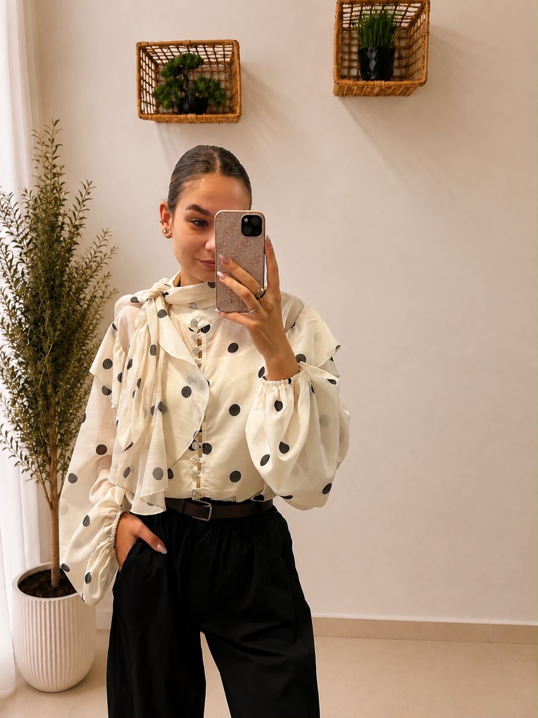 Elegantná blúzka s ozdobným viazaním a tielkom