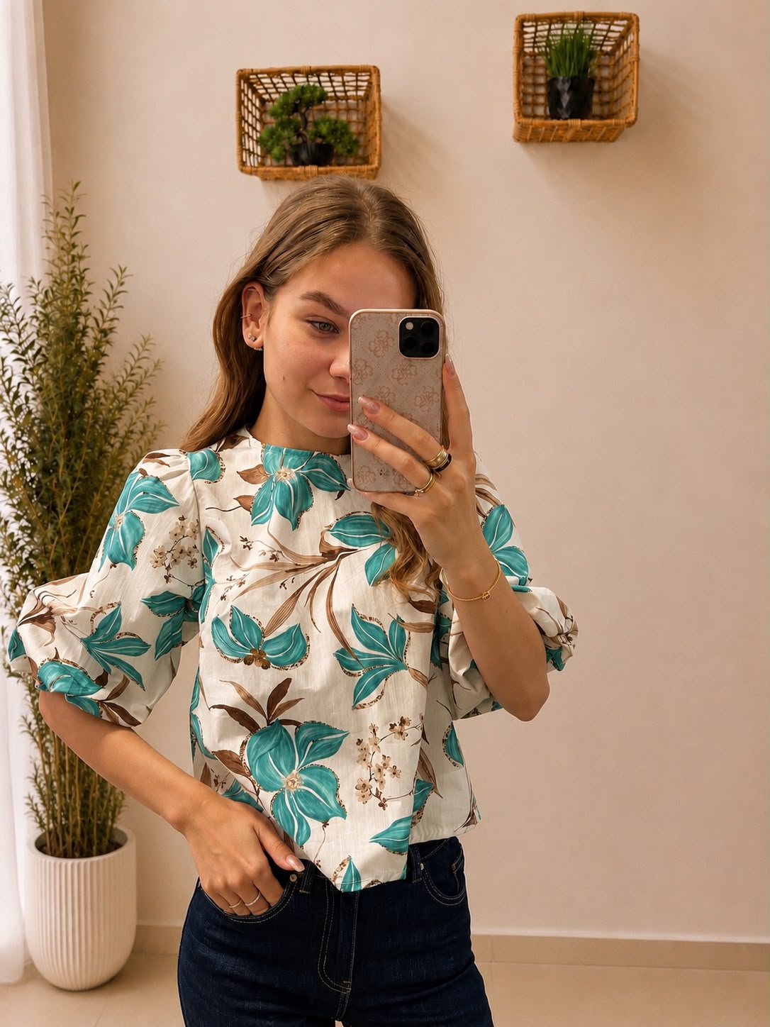 Elegantná blúzka s kvetinovým vzorom a viazaním na chrbte
