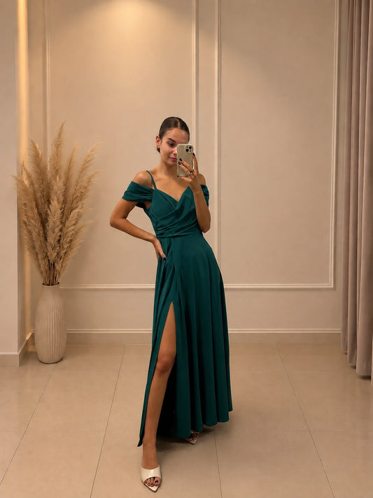 Dlhé elegantné šaty so spustenými ramienkami a rozparkom