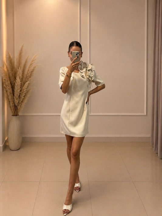 Elegantné šaty s 3D kvetinovou aplikáciou na ramene