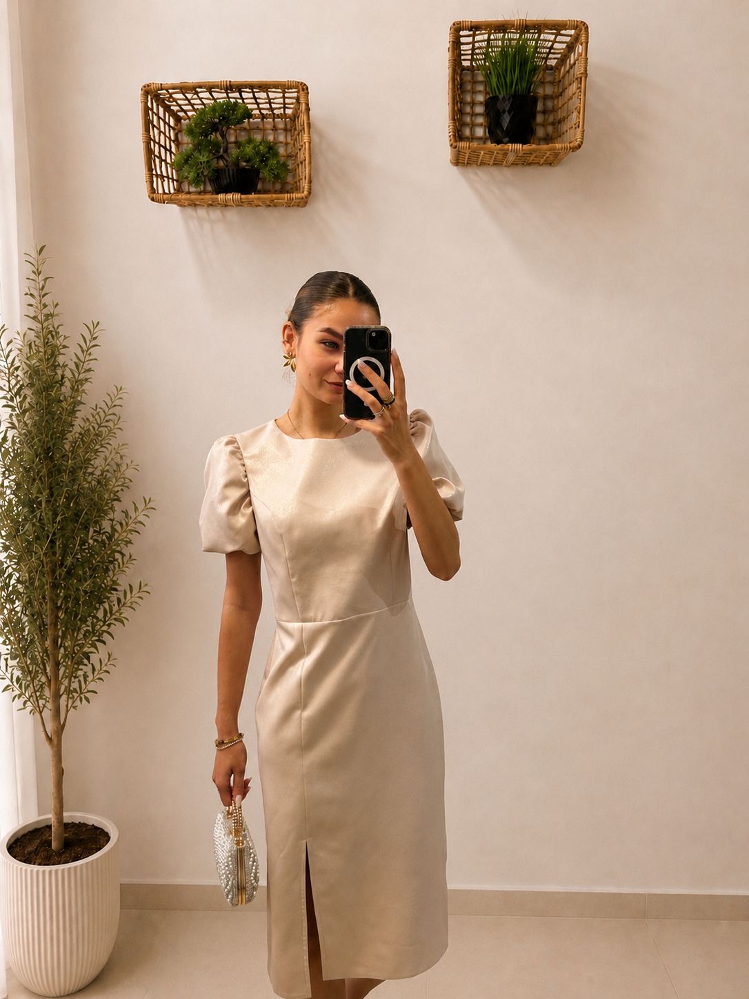 Midi elegantné šaty s pufovými rukávmi a rozparkom