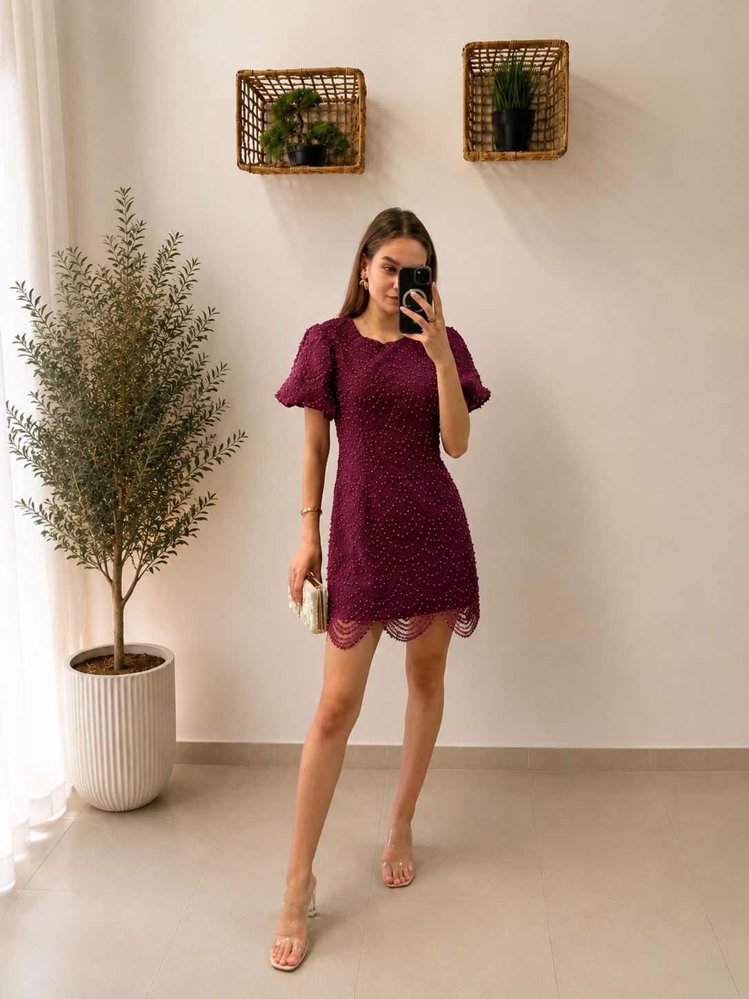Elegantné mini šaty s perličkami a vlnkovým čipkovým lemom