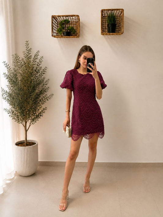 Elegantné mini šaty s perličkami a vlnkovým čipkovým lemom