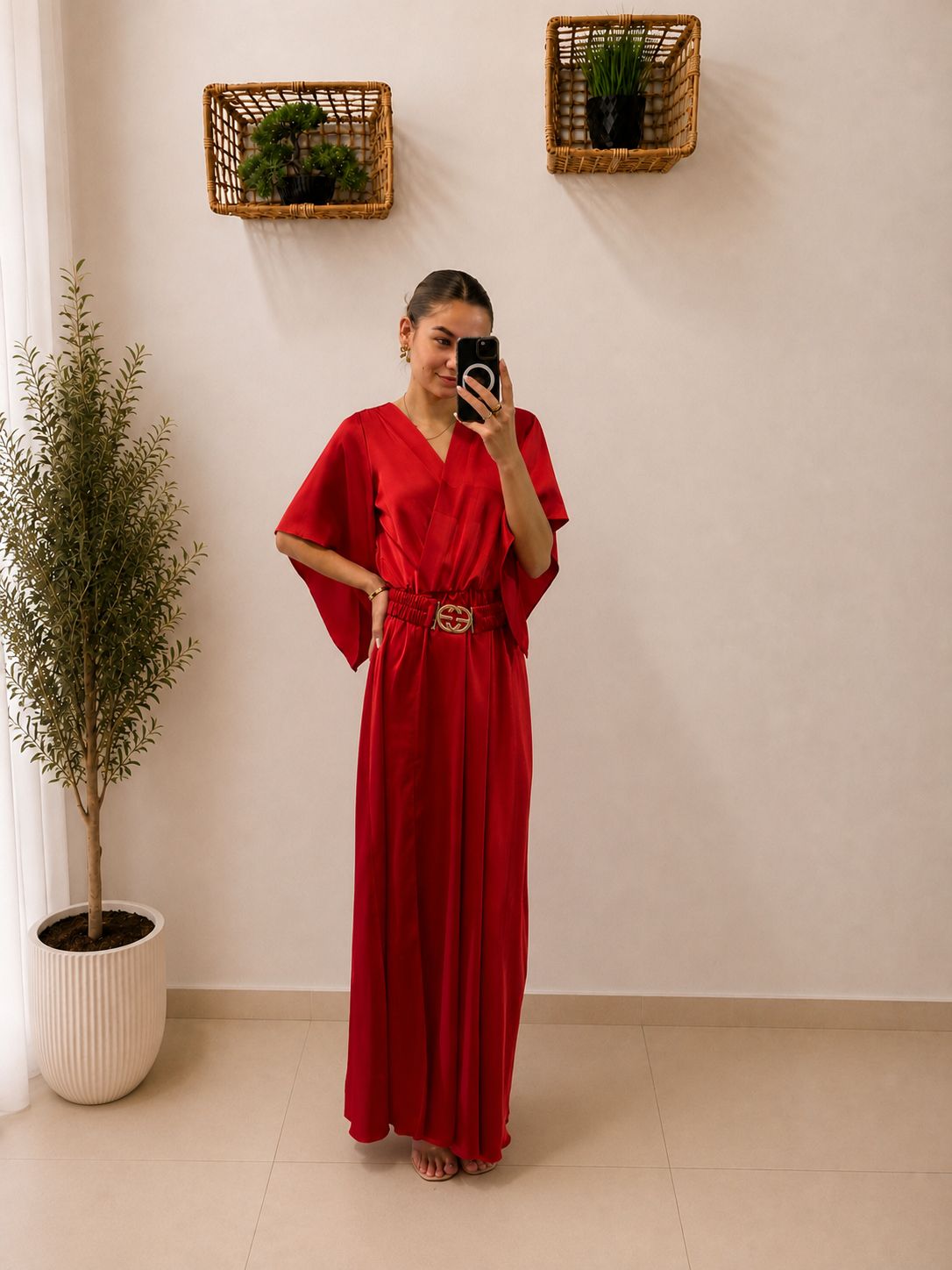 Elegantné zavinovacie maxi šaty s motýlími rukávmi a opaskom