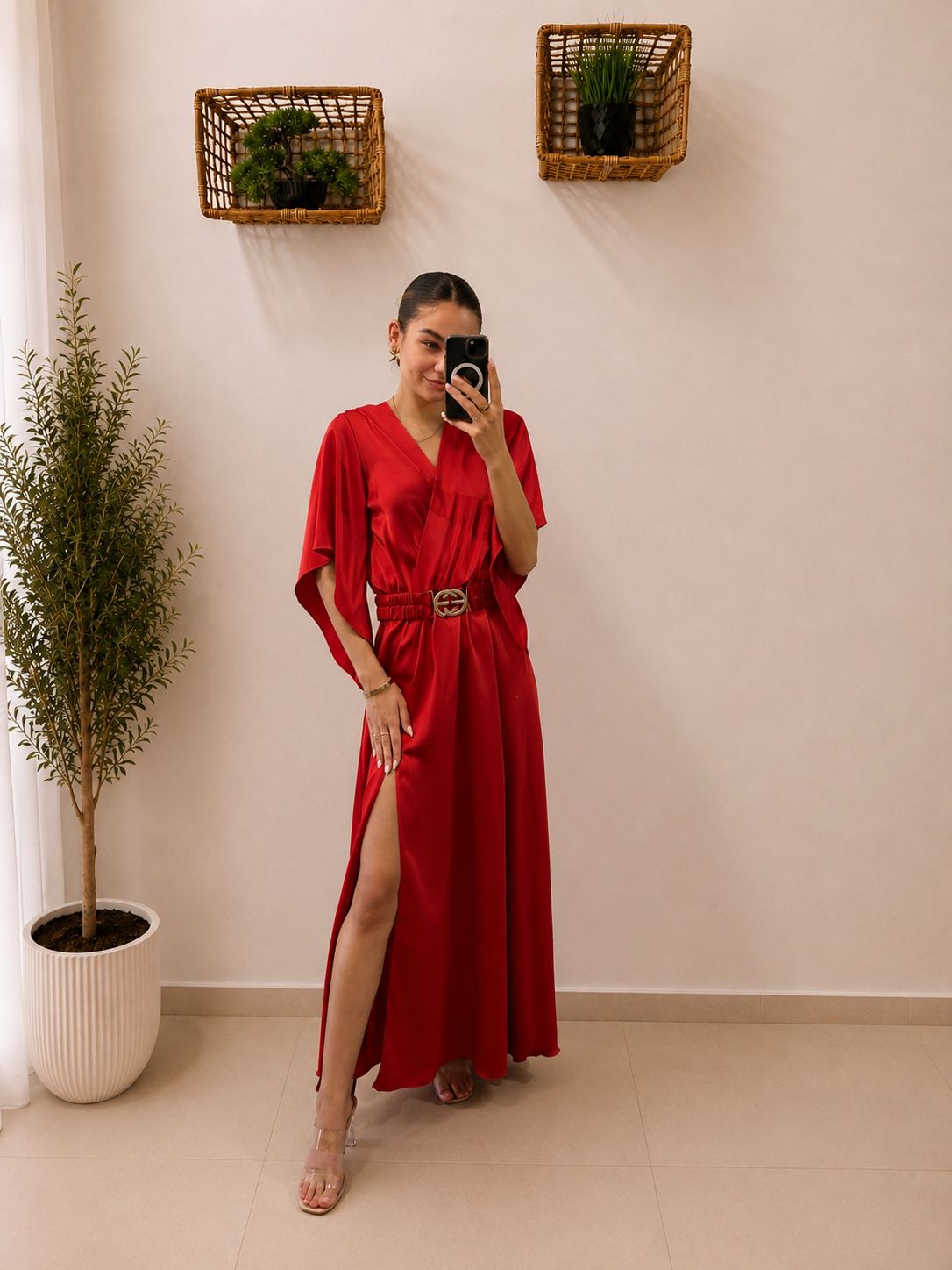 Elegantné zavinovacie maxi šaty s motýlími rukávmi a opaskom