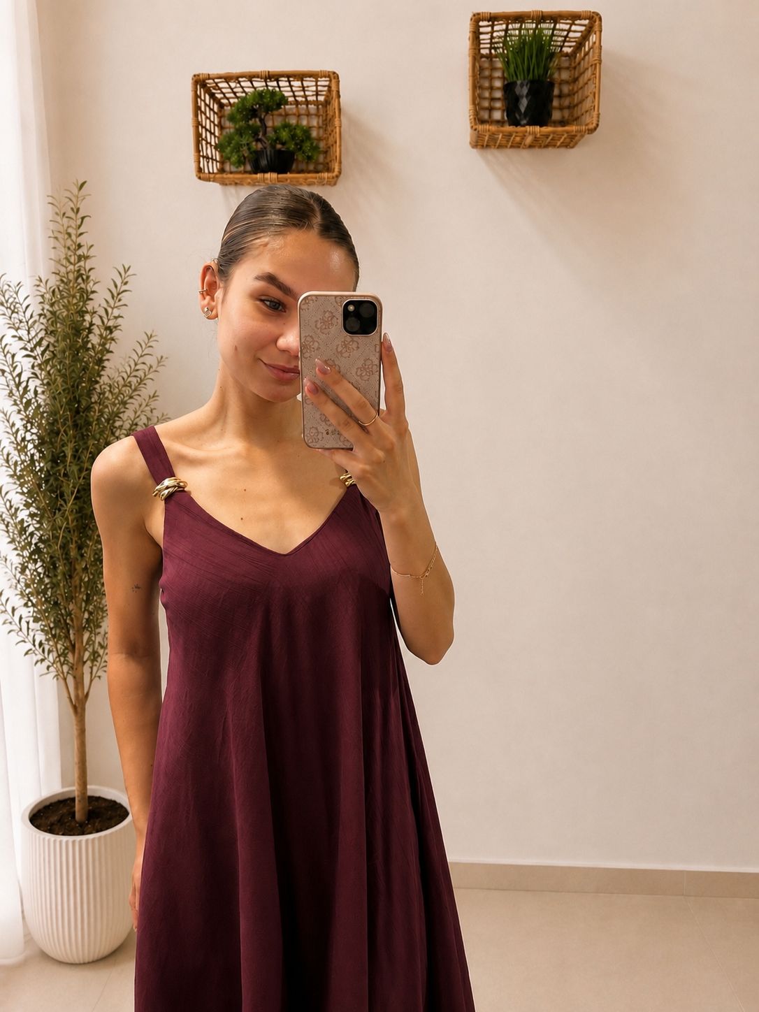 Šaty s V-výstrihom a ozdobnými detailmi na ramienkach