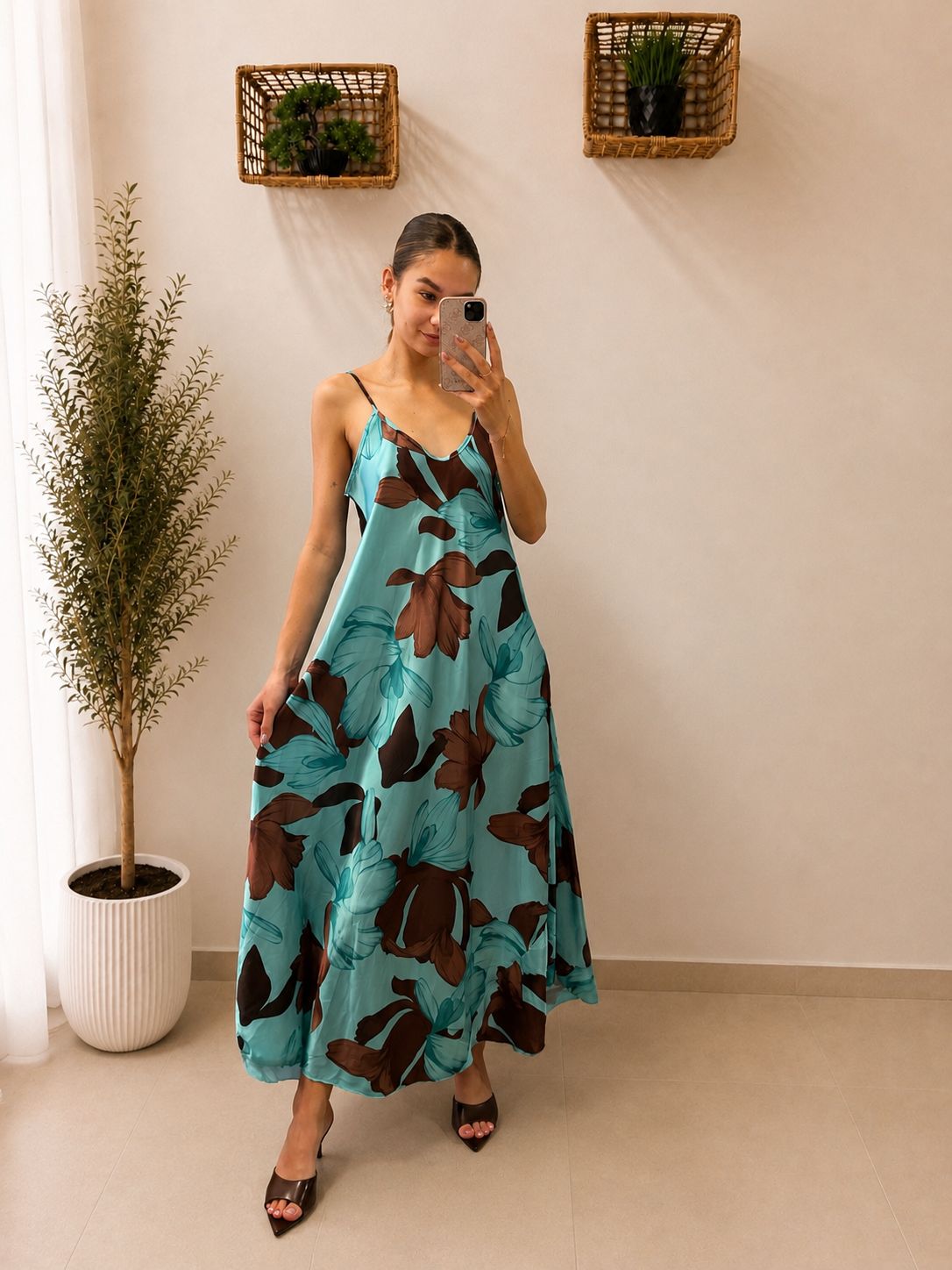 Elegantné maxi šaty na ramienka s luxusným leskom