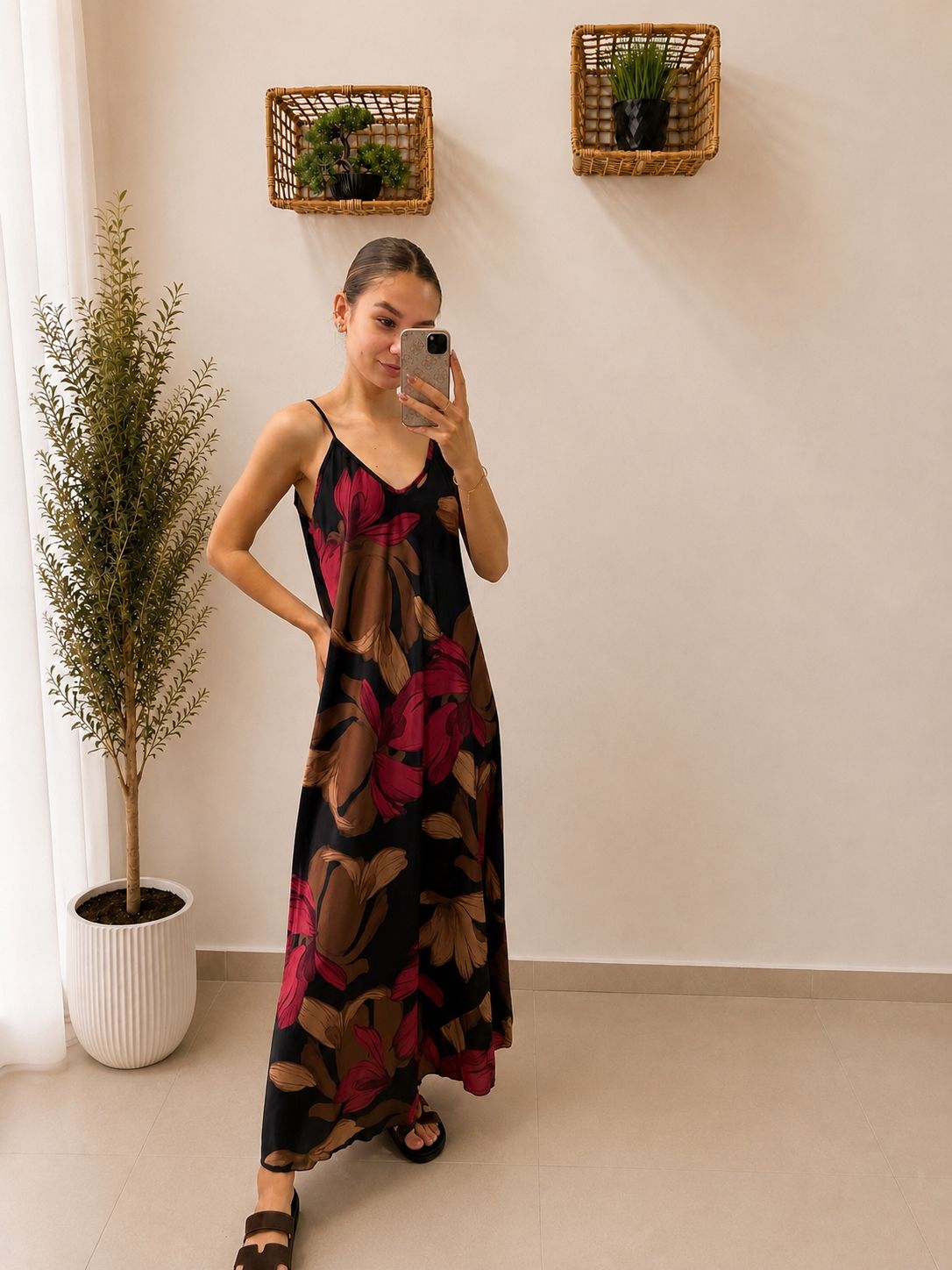 Elegantné maxi šaty na ramienka s luxusným leskom