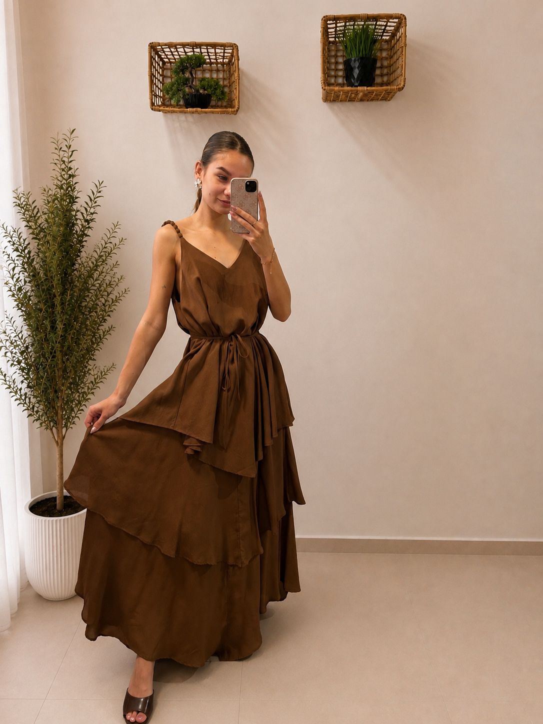 Romantické vrstvené maxi šaty s ozdobnými ramienkami