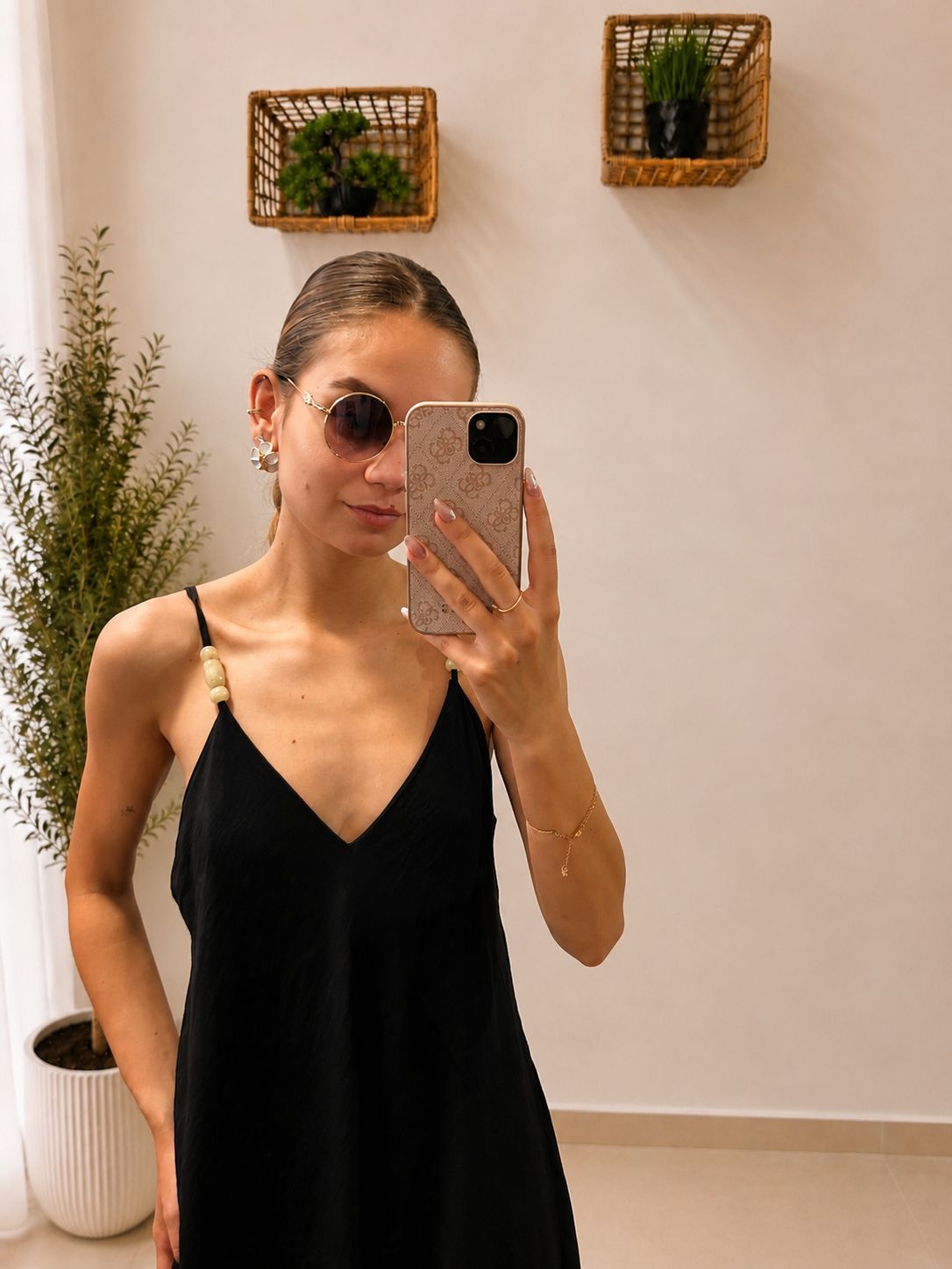 Elegantné maxi šaty s ozdobnými korálkovými ramienkami