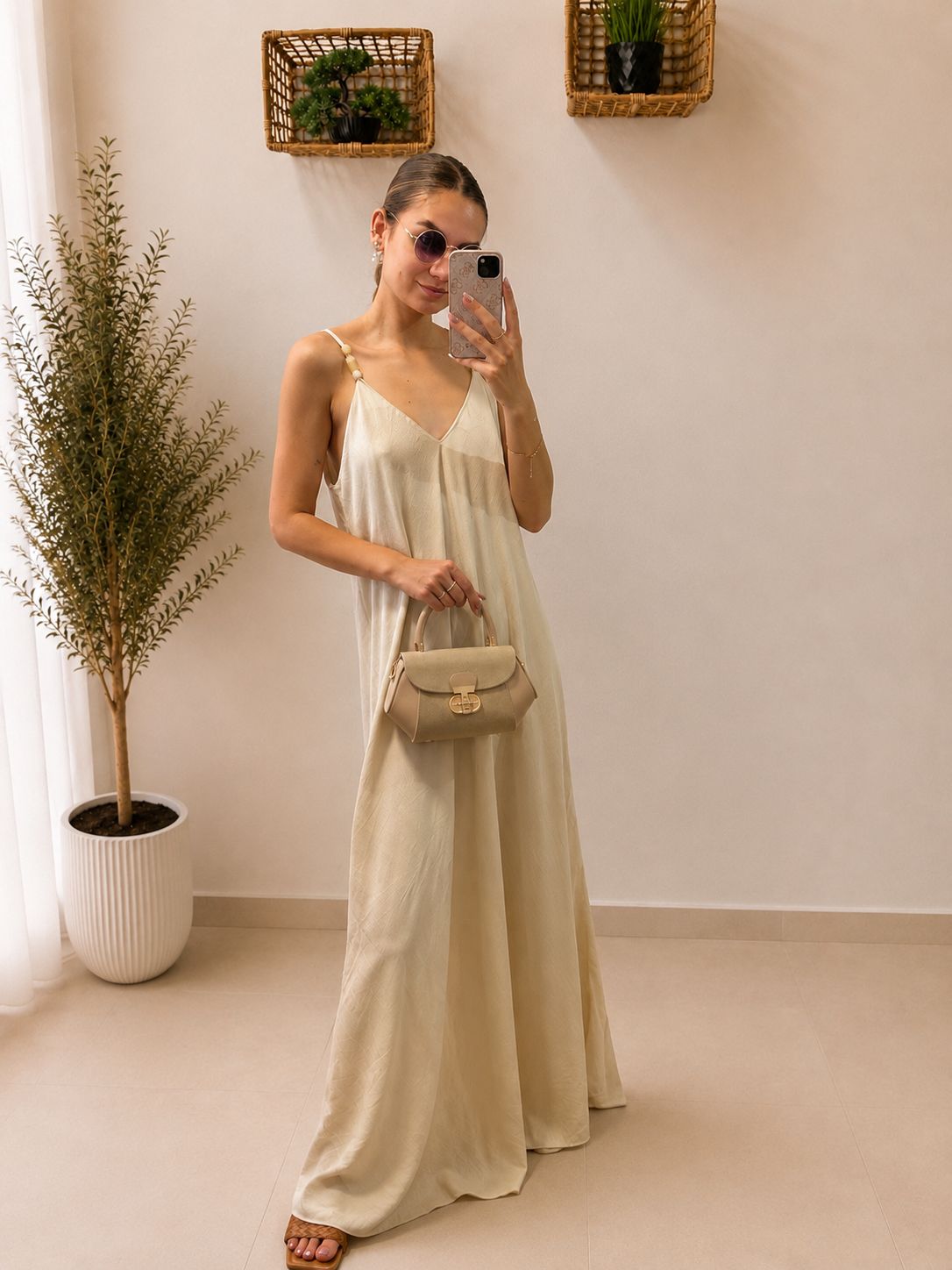 Elegantné maxi šaty s ozdobnými korálkovými ramienkami