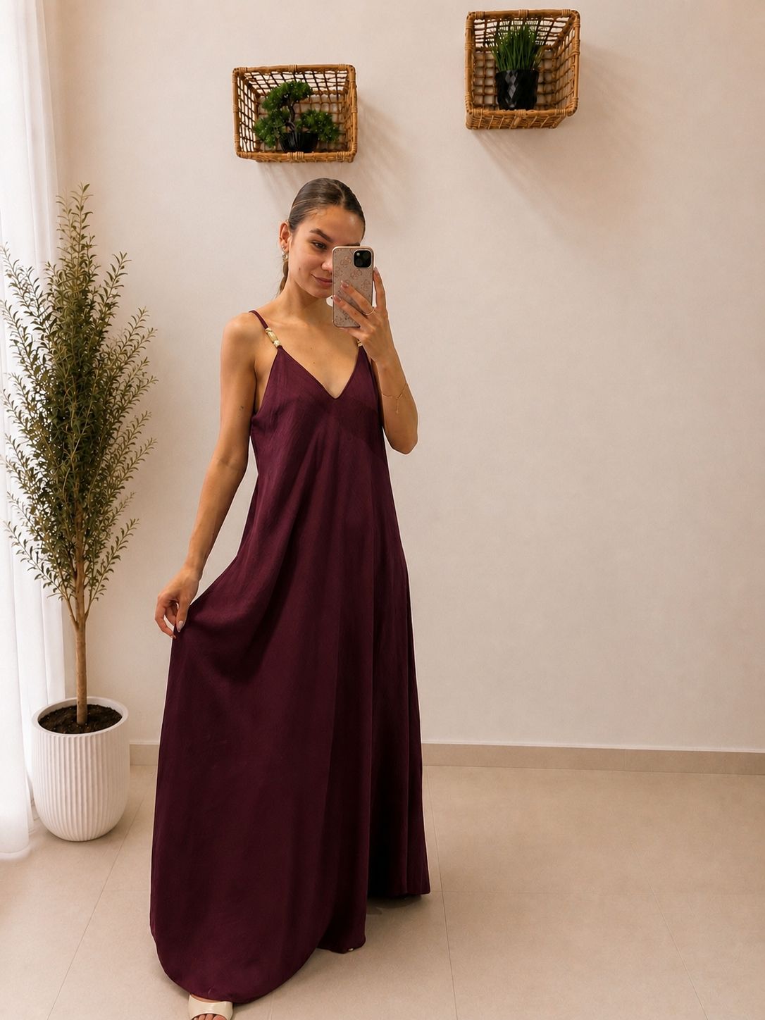 Elegantné maxi šaty s ozdobnými korálkovými ramienkami