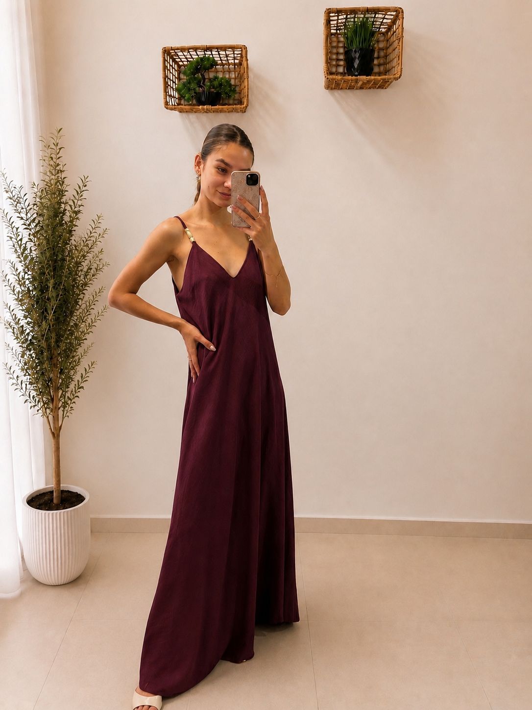 Elegantné maxi šaty s ozdobnými korálkovými ramienkami