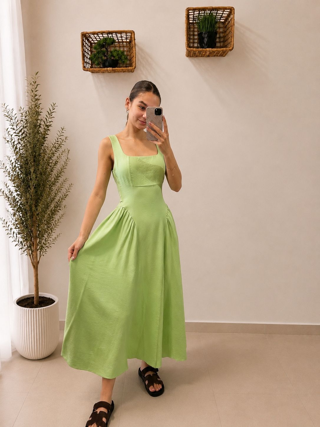 Elegantné maxi šaty s odhaleným chrbtom a mašľou