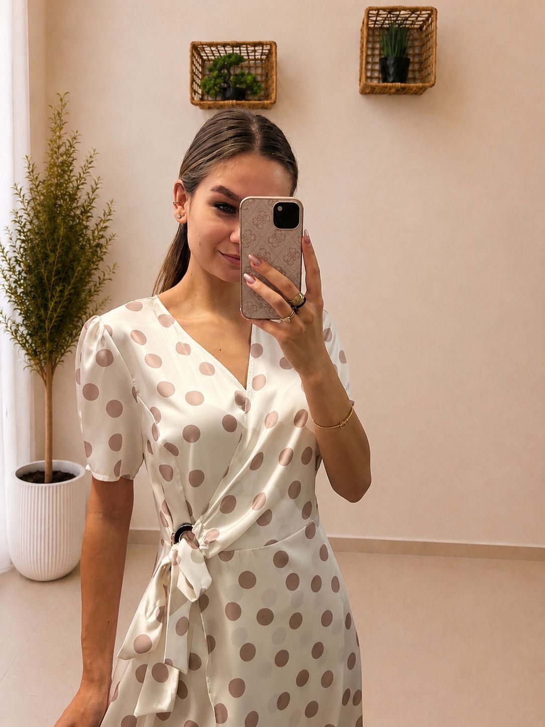 Elegantné zavinovacie bodkované šaty s asymetrickým strihom